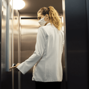 abbigliamento da tenere in ascensore causa corona virus
