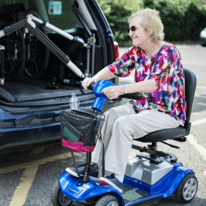 anziana torna dal supermercato con lo scooter per anziani