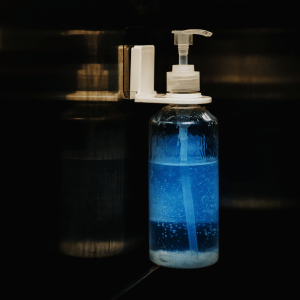 gel sanificatore per mani in ascensore durante coronavirus