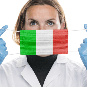 mascherina di protezione in ascensore con bandiera italiana durante coronavirus