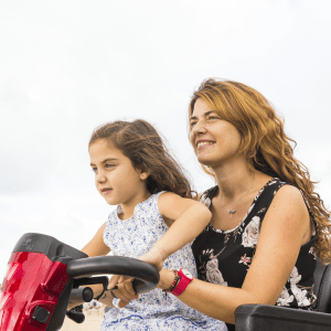 scooter elettrico per disabili guidato dalla mamma con la figlia